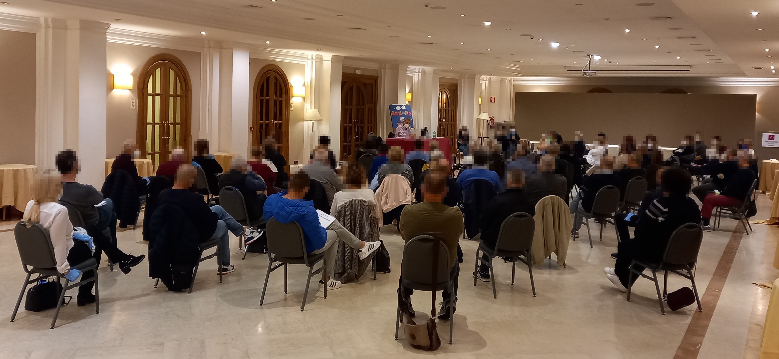 Incontro in sala del centro